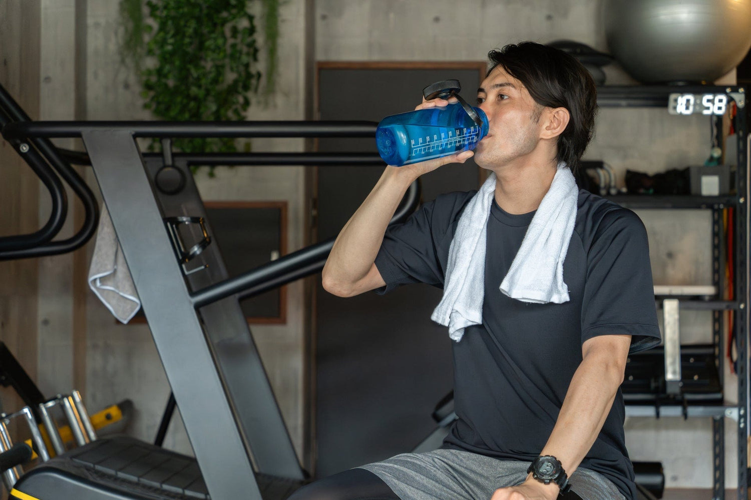 homme avec une gourde au sport
